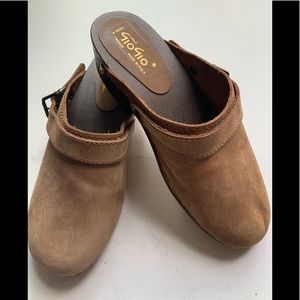 Vintage 🇮🇹 Italian suede wooden clogs -EUC- EU39